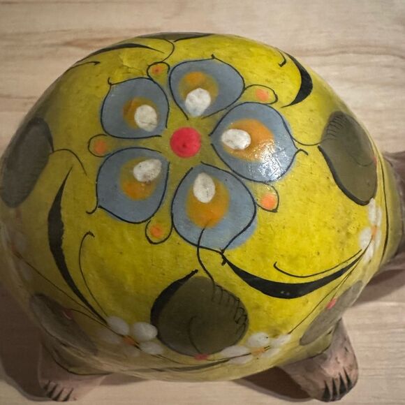 Vintage paper mache folk art turtle with floral accents. Signed. Unique decor - Picture 11 of 16
